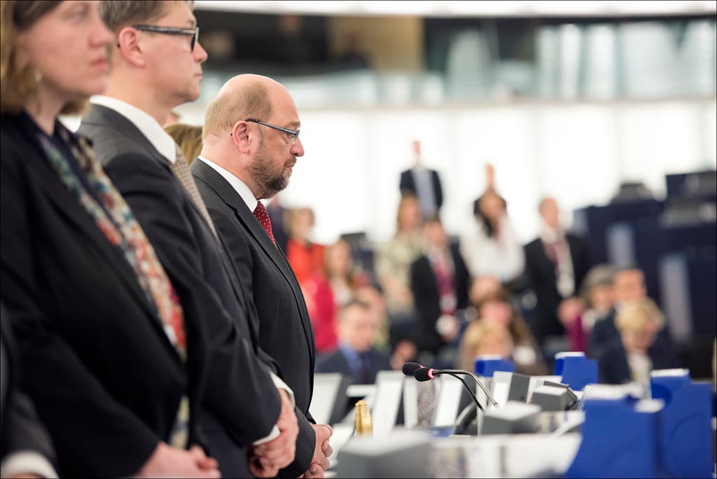 Pirmadienio vakarą Strasbūre prasidėjusioje Europos Parlamento plenarinėje sesijoje europarlamentarai tylos minute pagerbė balandžio 25 d. įvykusio žemės drebėjimo Nepale aukų ir balandžio 20 d. Viduržemio jūroje nuskendusių migrantų atminimą.