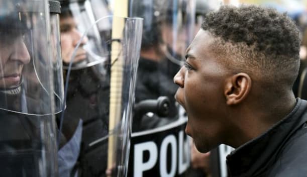 JAV vyksta protestai dėl juodaodžio mirties policijos areštinėje