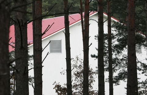 Pinigai minimi ir aprašant „violetinio“ suėmimo centro steigimą, kad jie buvo kažkam sumokėti