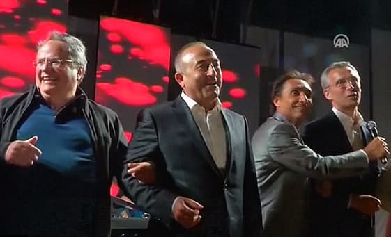 NATO užsienio reikalų ministrų susitikime dainos „We Are the World“ atlikimo versija abejingų nepaliko