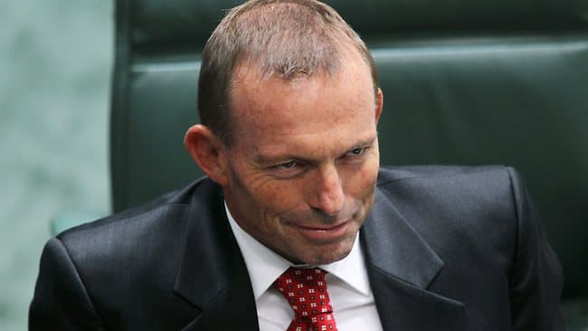 Australijos premjeras Tonis Abotas (Tony Abbott) nepaneigė Indonezijos vidaus reikalų ministerijos pareigūnų žodžių, jog Australijos pasieniečiai moka žmones gabenantiems kontrabandininkams pinigus už tai, kad šie migrantus sugrąžintų į Indoneziją.
