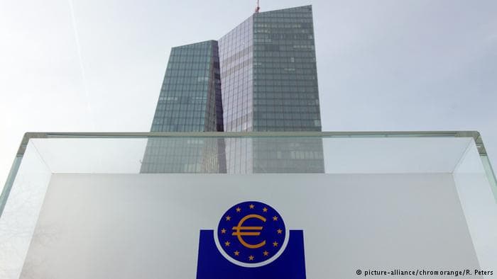 Teismas nusprendė, kad ECB gali gelbėdamas eurą supirkinėti valstybines obligacijas