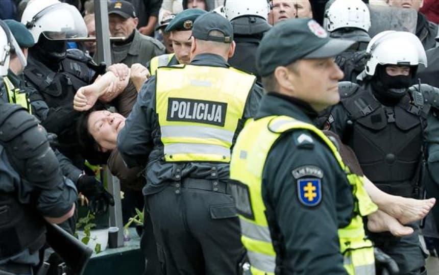 Akimirka iš mergaitės išlaisvinimo operacijos – policija šalina kliūtį