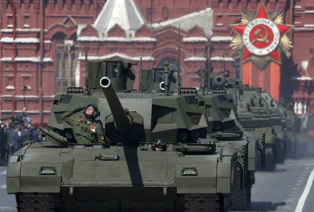 Rusų tankistai nesnaudžia.