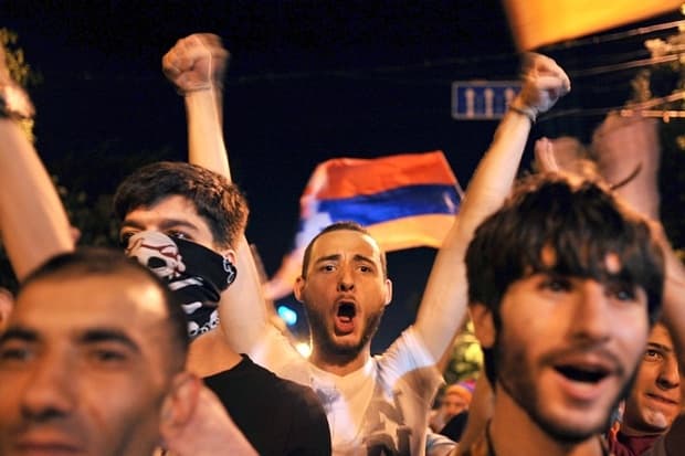 Rusija tvirtina, kad Vakarai skatina revoliucines nuotaikas Armėnijoje