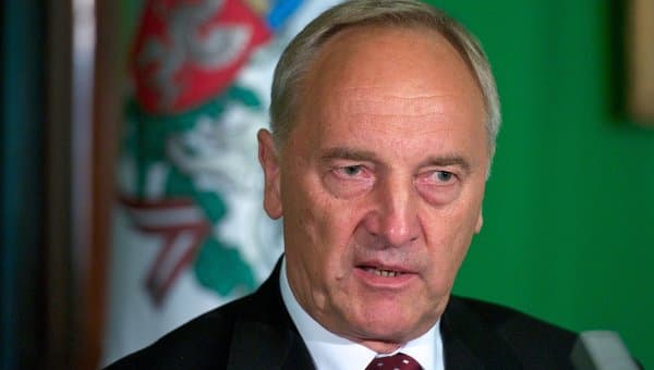 Kadenciją baigiantis Latvijos prezidentas Andris Bėrzinis (Andris Bērziņš) paaiškino latviams, kad Graikija skolų neapmokės, ir jos bus nurašytos.