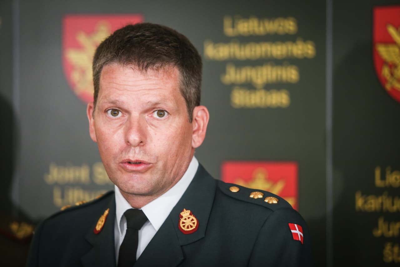 Lietuvoje steigiamam NATO pajėgų integravimo vienetui vadovaus Danijos kariuomenės pulkininkas Jakobas Šiugordas Larsenas (Jakob Søgård Larsen). Nuotraukų autorė – Ieva Budzeikaitė.