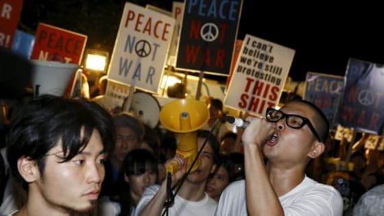 Lik sveikas, pacifizme: gatvės protestai prieš Japonijos premjero sprendimą