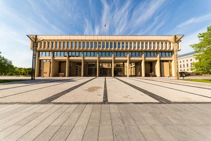 Seimo kompleksą sudaro trys pastatai, kurie buvo pastatyti XX a. 7-ajame dešimtmetyje vietoje buvusio jaunimo stadiono „Žalgiris“, t.y. dar TSRS laikais ir už tos šalies pinigus.