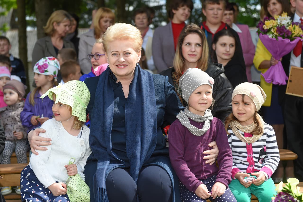 Kolaborantė, NKVD gaisrininko (vėliau tremtinio) duktė, Lietuvos nepriklausomybės priešininkė, komunisto ir jedinstvenininko Mykolo Burokevičiaus bendražygė, daugkartinė Lietuvos Konstitucijos laužytoja, provokatorė bei nepralenkiama melagė prezidentė Dalia Grybauskaitė – siektinas pavyzdys Lietuvos jaunajai kartai. Nuotr. prezidentas.lt