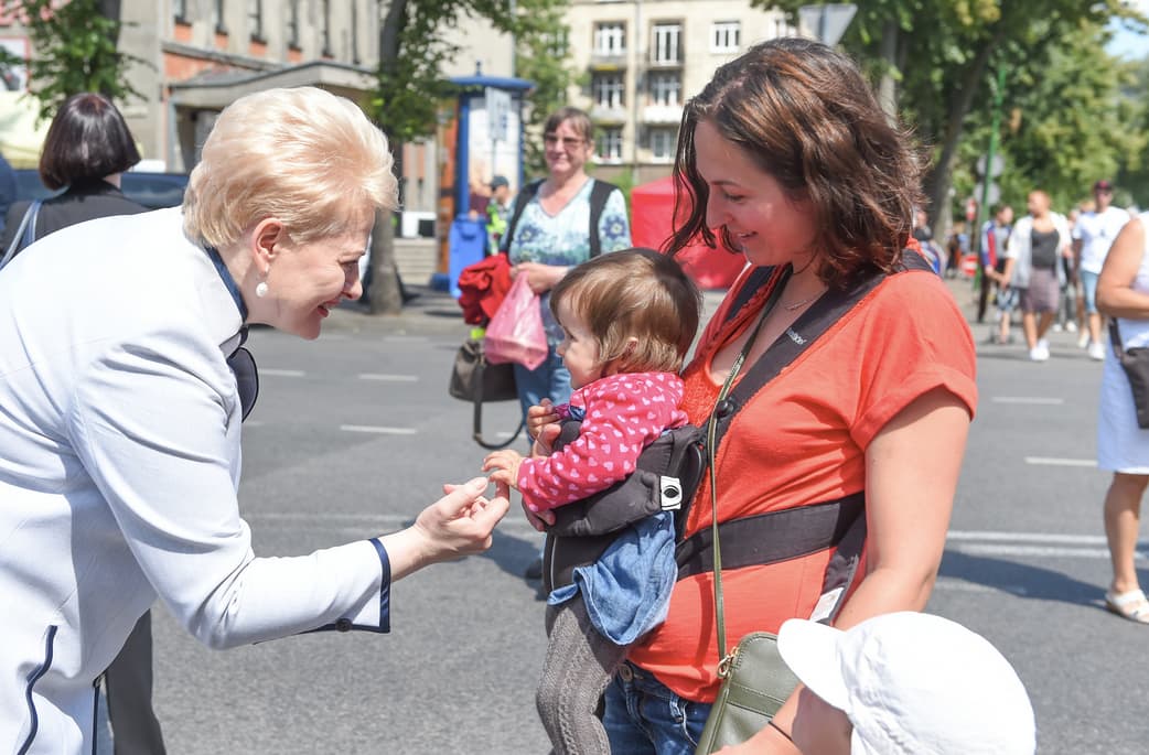 Prezidentė D. Grybauskaitė stengiasi pasitaikius menkiausiai progai paliesti mažą vaiką ir įsiamžinti ateities kartoms. Nuotr. prezidentas.lt