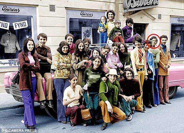 Osama bin Ladenas (apibrėžtas apskritimu) lėktuvų katastrofose neteko savo tėvo Mohamedo ir vyresniojo brolio Salemo, dabar sesers ir pamotės.