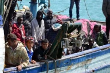 Italija: iš apsivertusiame laive buvusių 700 pabėgėlių išgelbėti 400