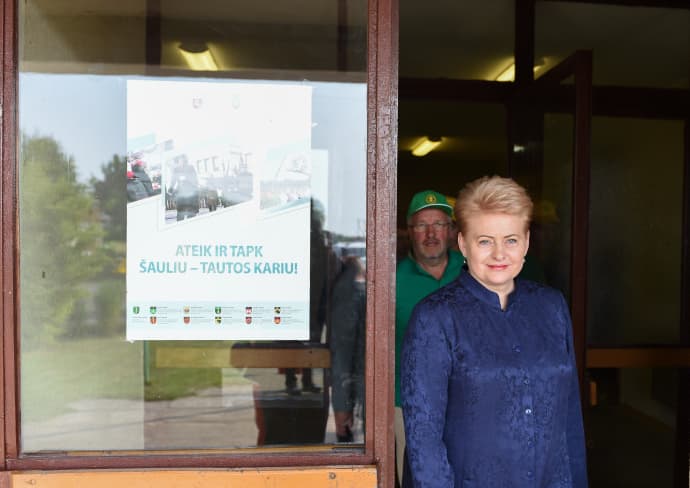 Kolaborantė, NKVD gaisrininko (vėliau tremtinio) duktė, Lietuvos nepriklausomybės priešininkė, komunisto ir jedinstvenininko Mykolo Burokevičiaus bendražygė, daugkartinė Lietuvos Konstitucijos laužytoja, provokatorė bei nepralenkiama melagė prezidentė Dalia Grybauskaitė. Nuotr. prezidentas.lt