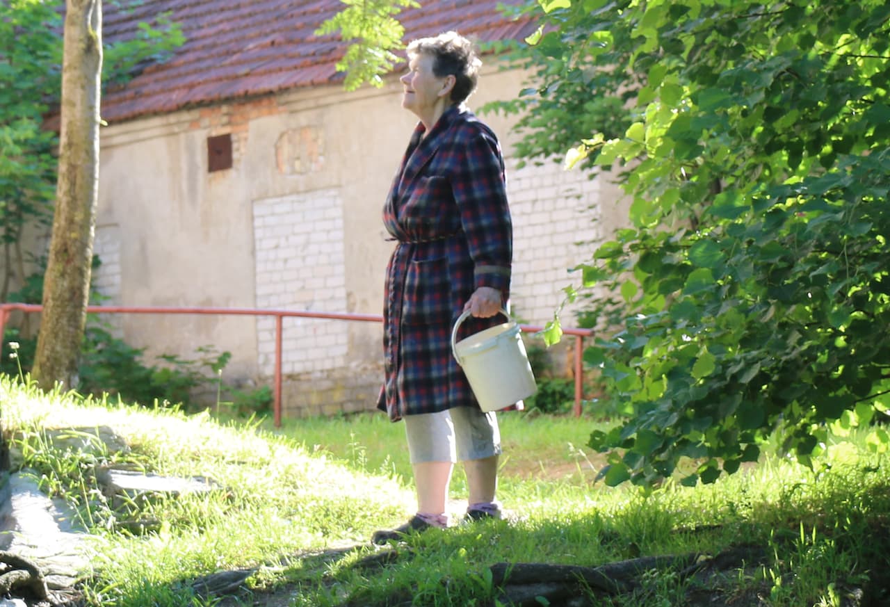 Daugelis Lietuvos žmonių, ne tik šį moteriškė esanti nuotraukoje, kitąmet jausis daug laimingesni: dėka atkaklių Vyriausybės pastangų jų gyvenimas taps labiau pasiturintis ir orus. Nuotr. E.eu