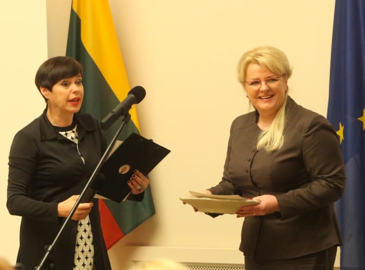 Socialinės apsaugos ir darbo ministrė Algimanta Pabedinskienė (dešinėje). Nuotr. socmin.lt