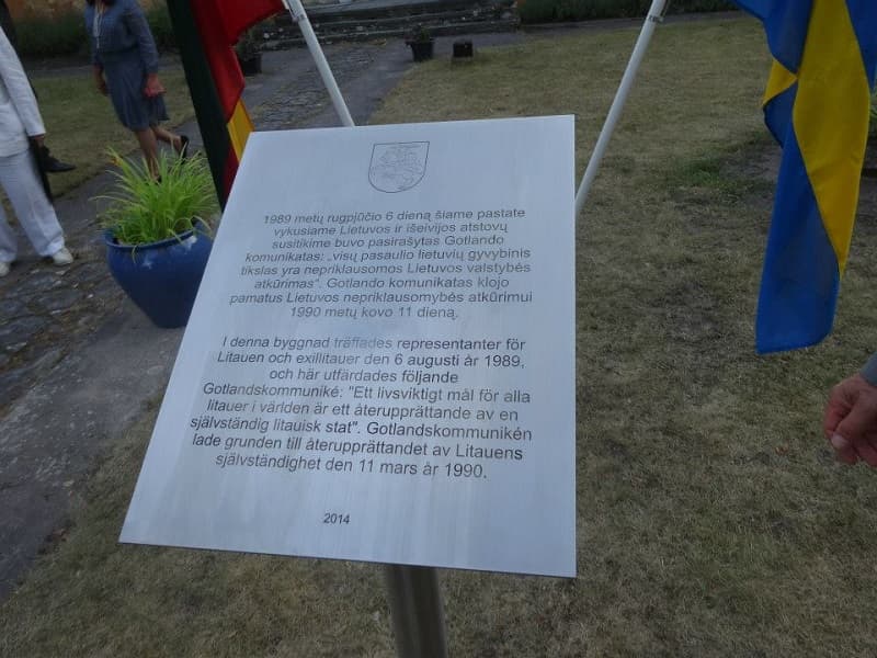 Švedijos Gotlando saloje atidengta memorialinė lenta legendinio komunikato 26-osioms metinėms atminti