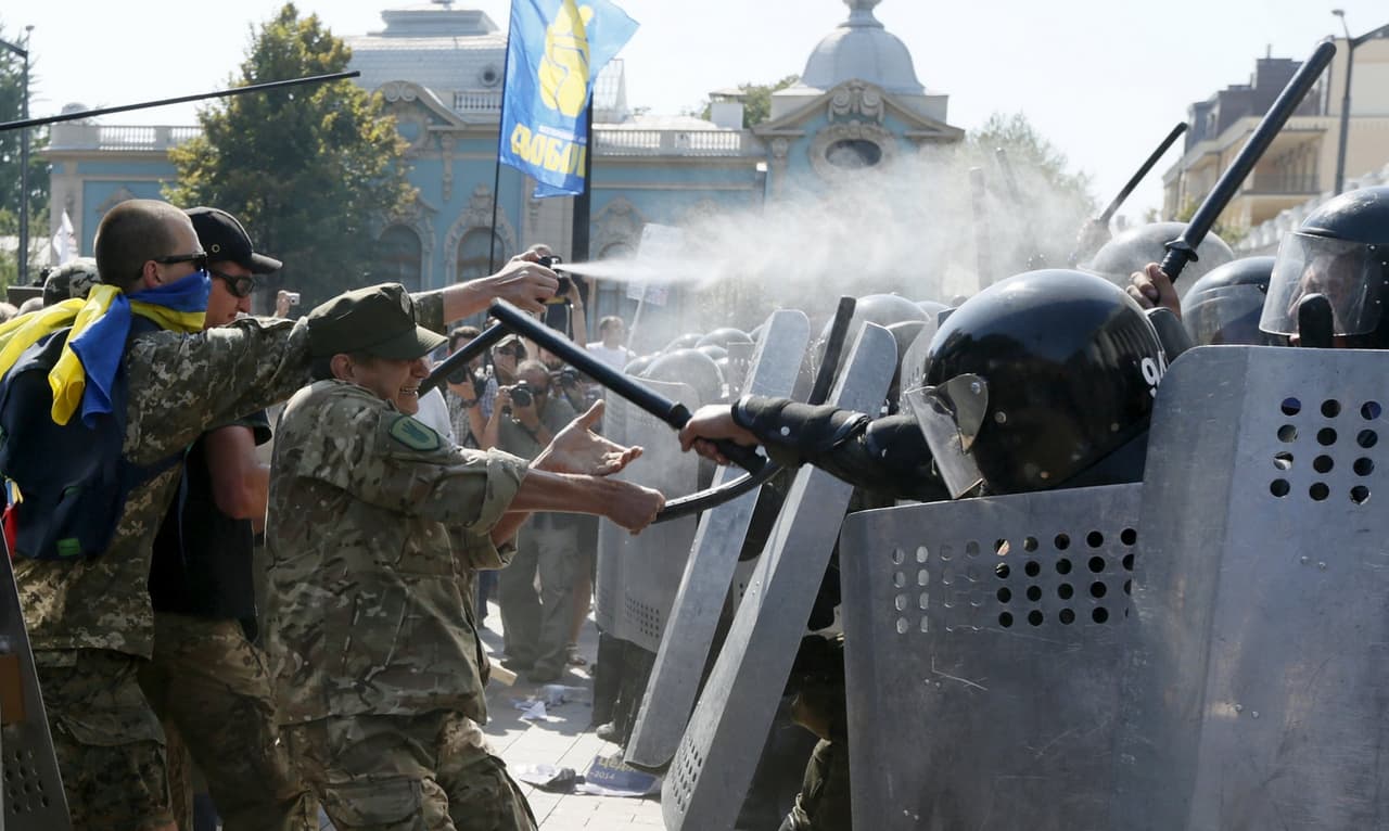 Ukrainoje prie Aukščiausios Rados neramumai ir sprogimai, yra žuvusiųjų