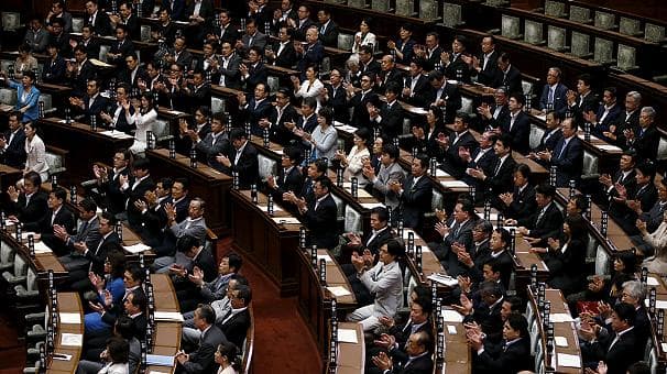 Japonijos parlamentas leido šalies armijai kovoti kartu su „draugiškomis valstybėmis“