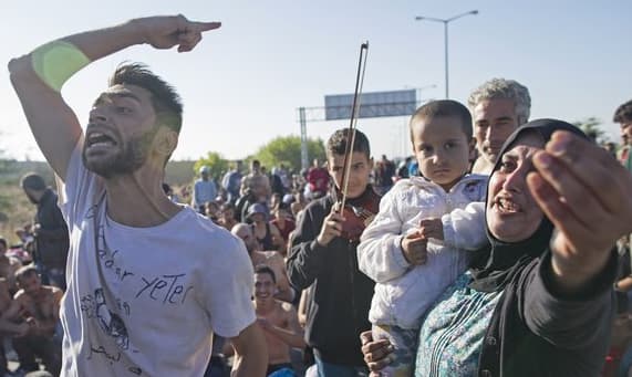 Turkijos premjeras kvietė Sirijos pabėgėlius nutraukti protestus prie Graikijos sienos