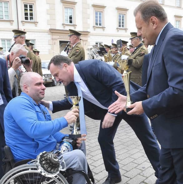 Ministrės A. Pabedinskienės taurė įteikta ralio „Aplink Lietuvą - 2015“ sportininkų su negalia įskaitos laimėtojams