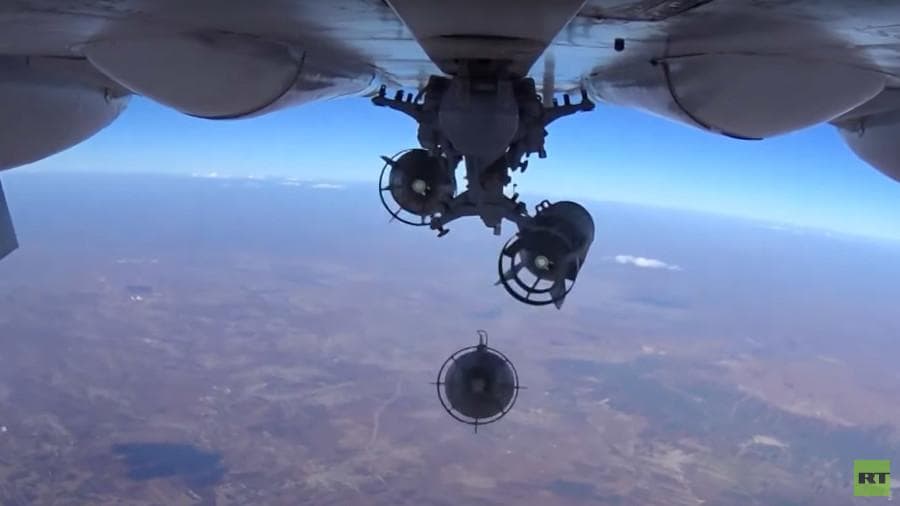 Su-24M bombarduoja ISIS.