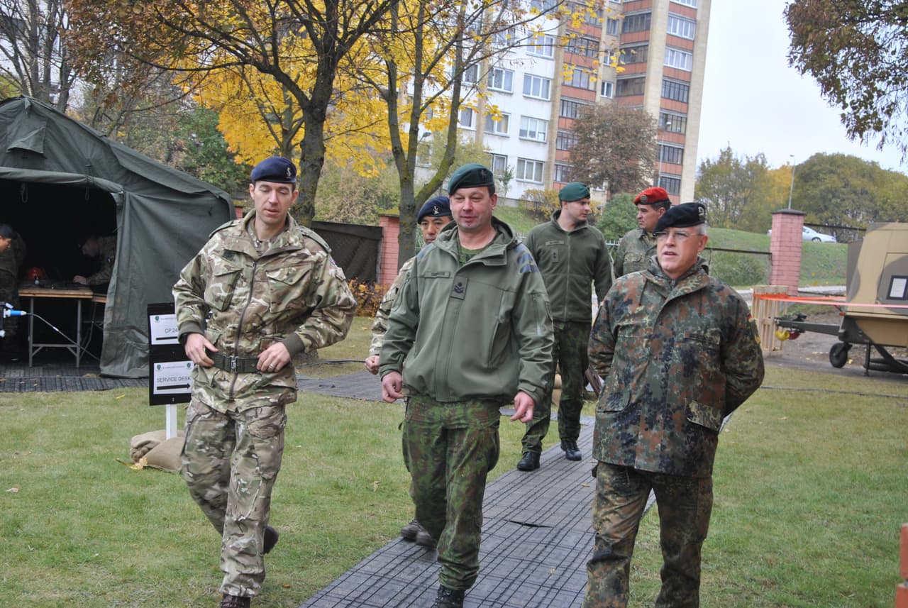 Apžiūrima NATO ARRC logistinės vadavietės teritorija, kuri pratybų periodui įsteigta prie LK Jungtinio štabo. Iš kairės logistinės kuopos vadas, JŠV brg. gen. V. Tamošaitis, ARRC brg. gen. Torstenas Gersdorfas. Nuotraukų autorius - kpt. Donatas Suchockis.