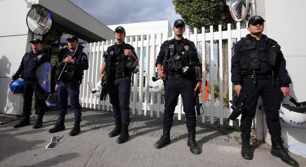 Turkijos policija šturmavo opozicinės televizijos biurą