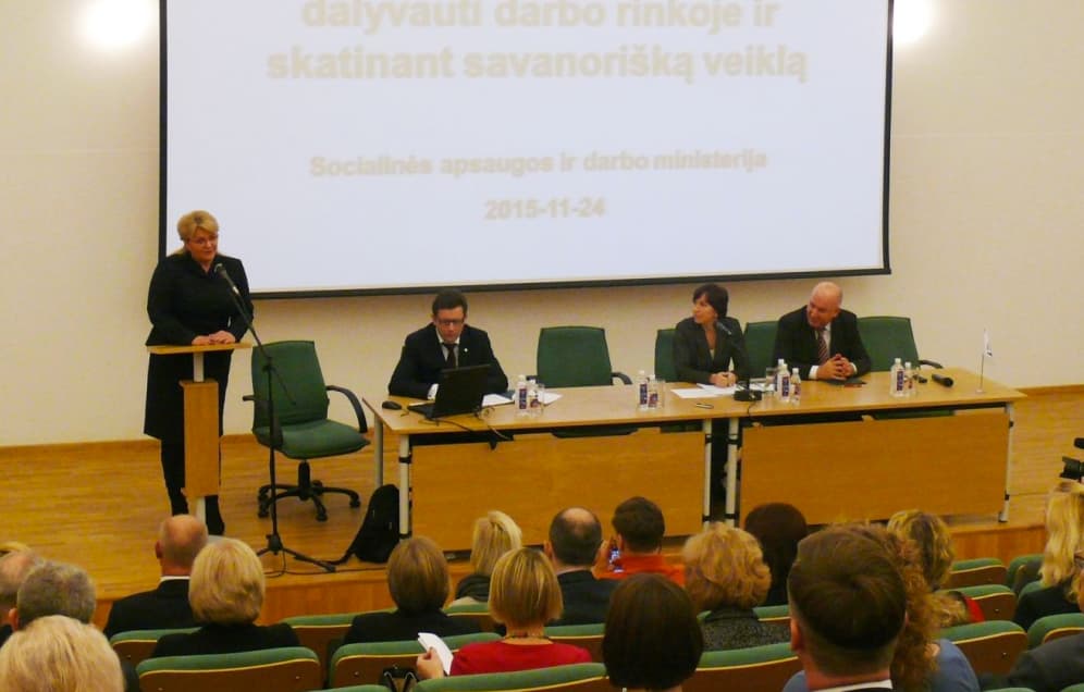 A. Pabedinskienė (tribūnoje). Nuotr. socmin.lt