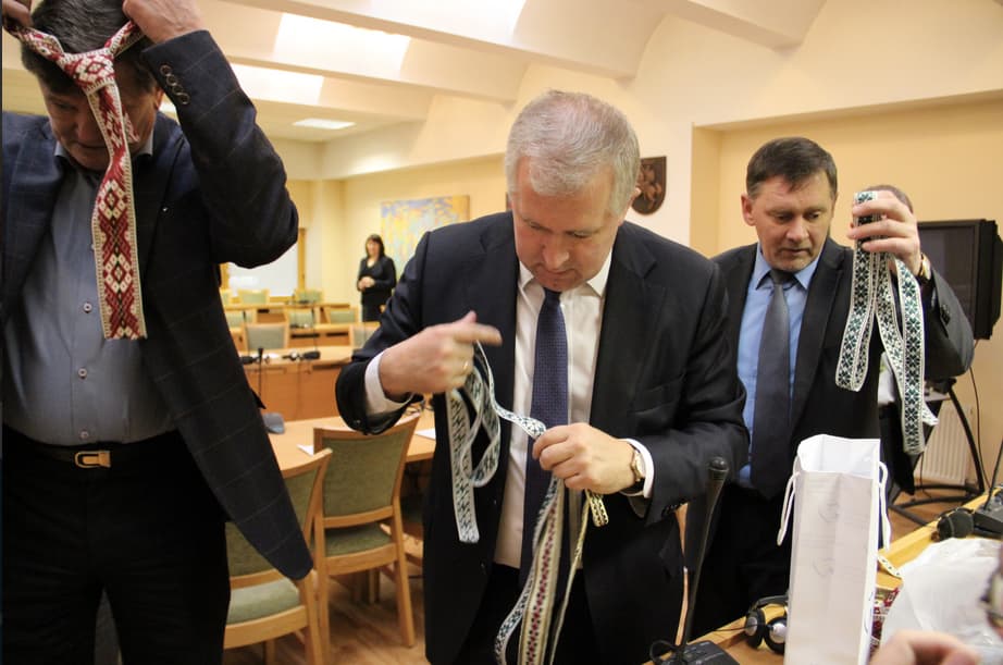 Konservatoriai pasirišo nacionalinę juostą, o P. Urbšys kvietė peržengti savo asmenines ambicijas