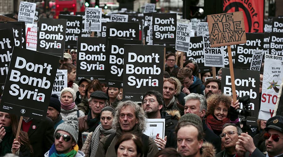 Protestas Londone: „Nebombarduokite Sirijos!“