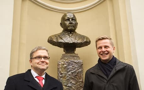 Lietuvos banko valdybos pirmininkas Vitas Vasiliauskas ir Vilniaus miesto meras Remigijus Šimašius prie paminklo lito tėvui. Nuotr. lb.lt