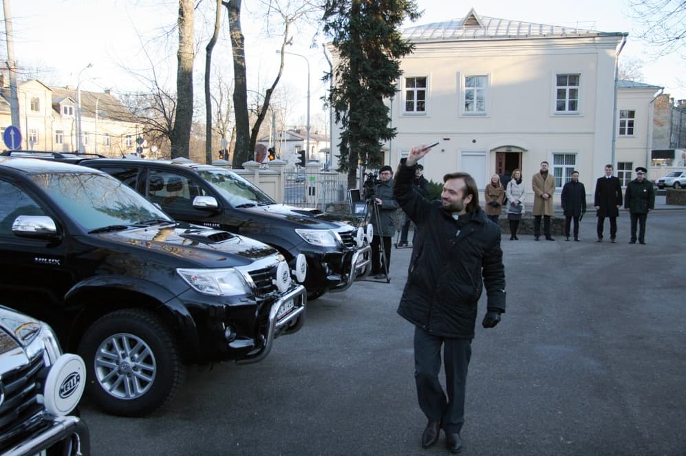 Policijos kapelionas kunigas Algirdas Toliatas šventina labdarą. Nuotr. pasienis.lt