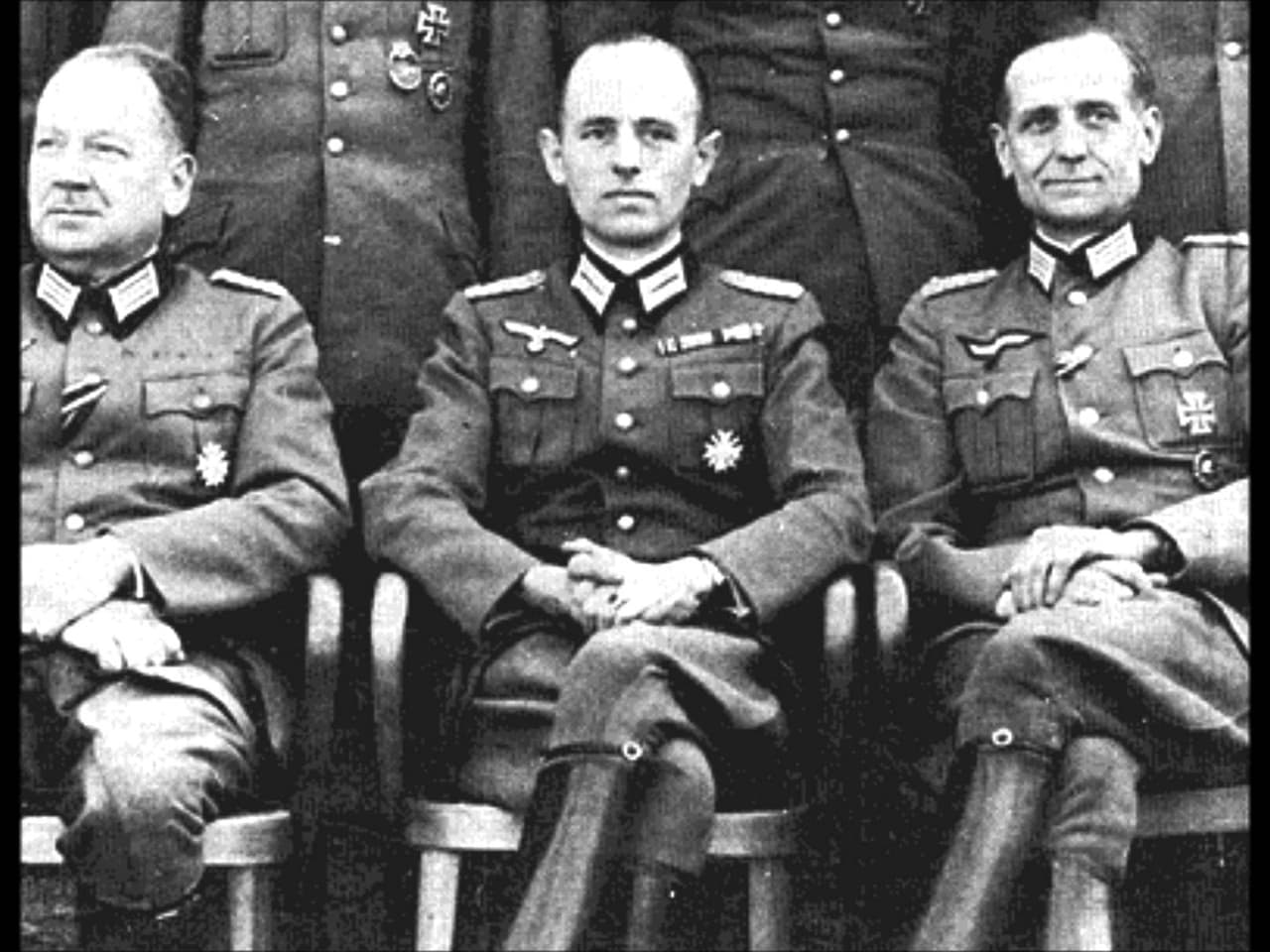 Stepanas Bandera (viduryje) su nacių uniforma.