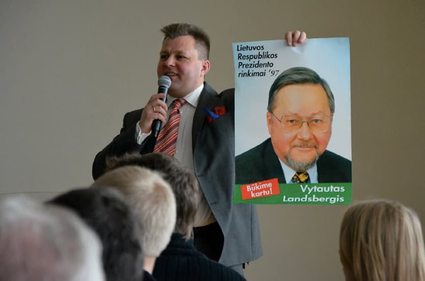 Politikos kularuose kalbama, jog jei nepasisektų dabartiniam konservatorių lyderiui G. Landsbergiui laimėti Seimo rinkimų, tuomet prie partijos vairo stotų Mantas Adomėnas (su plakatu rankoje). Nuotr. facebook.com