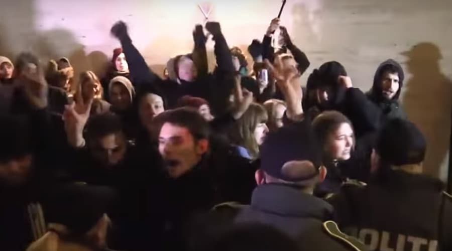 Šimtai pabėgėlių Danijoje piktinosi naująja sienos kontrolės tvarka