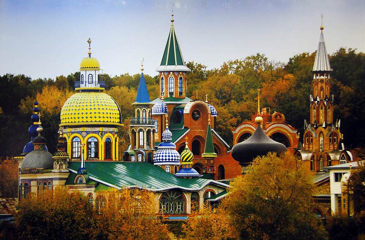 Kazanėje kaip puikaus sugyvenimo pavyzdys nuo 1992 m. stovi „Visų religijų šventykla“ (Храм всех религий) – architektūrinis kompleksas, kuriame bus 16 skirtingų tikėjimų šventyklos: jau yra stačiatikių cerkvė, mečetė, sinagoga, pagoda. Komplekso statybos dar nebaigtos.