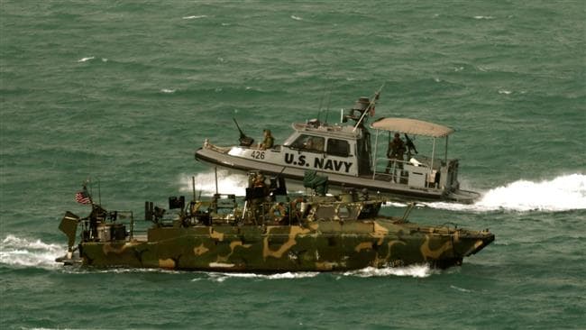 Pentagonas: Iranas Farsi saloje laikė du amerikiečių laivus su 10 jūreivių