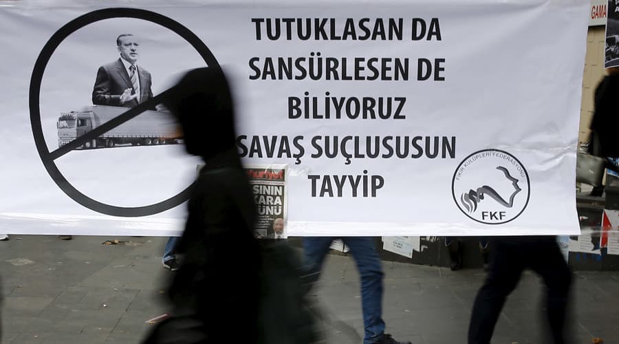 Plakate parašyta: „Net jei suimsite žurnalistus ar cenzūruosite žiniasklaidą, mes vis tiek žinome, kad jūs, Tajipai, esate karo nusikaltėlis.“