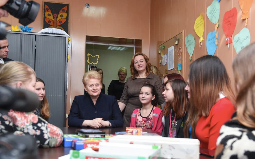 NKVD gaisrininko (vėliau tremtinio) duktė, kolaborantė, komunisto ir jedinstvenininko Mykolo Burokevičiaus bendražygė, prezidente Dalia Grybauskaitė, puikiai įvaldžiusi žmonių mulkinimo meno techniką, taip pat yra ir didelė nesibaigainčių fotosesijų su vaikais megėja. Nuotr. prezidentas.lt