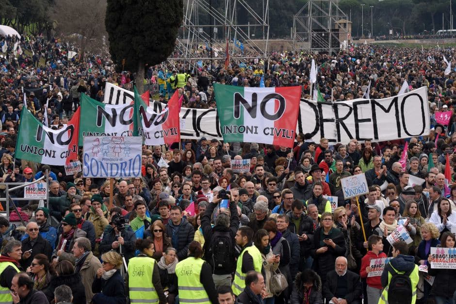 Italijoje tūkstančiai žmonių protestavo prieš vienos lyties civilines partnerystes