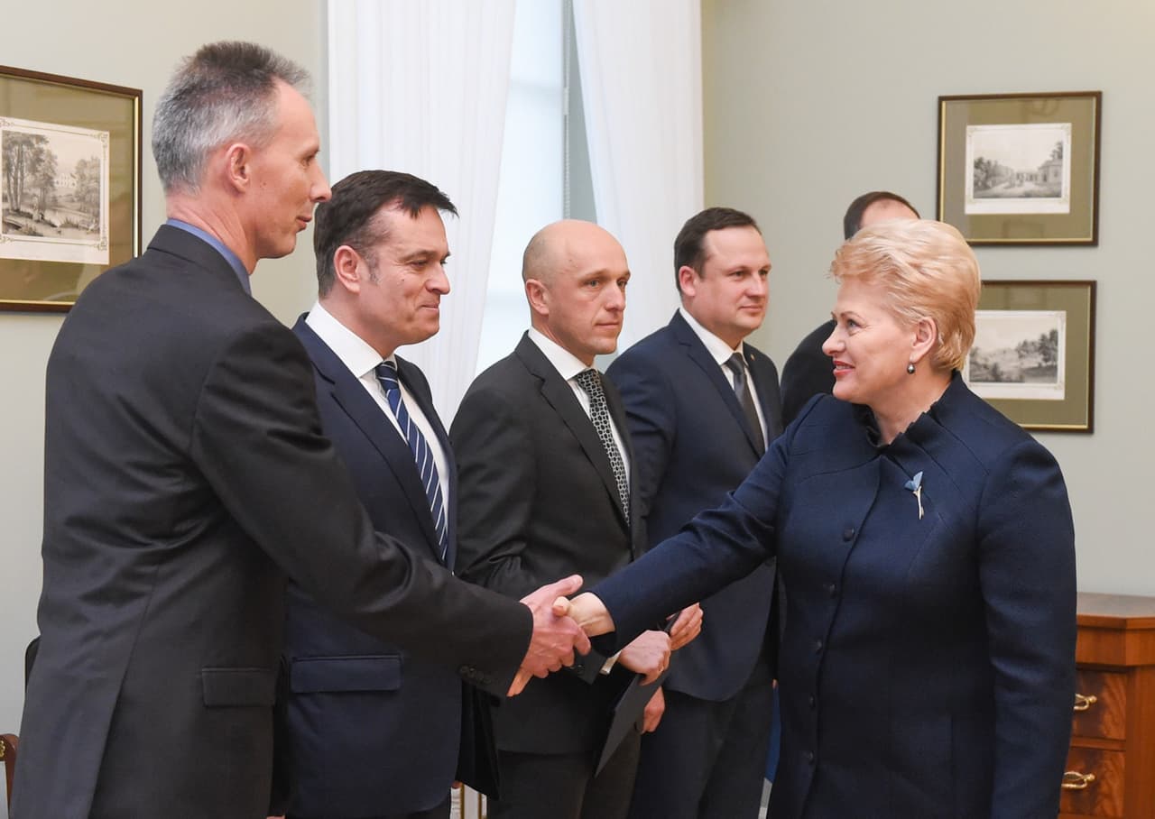 Keliomis dienomis anksčiau prezidentė susitiko su kovotojais su korupcija. Nes korupcijos mažinimas, pasak prezidentės, taip pat prisideda ir prie skurdo mažinimo ir prie BVP augimo. Nuotr. prezidentas.lt