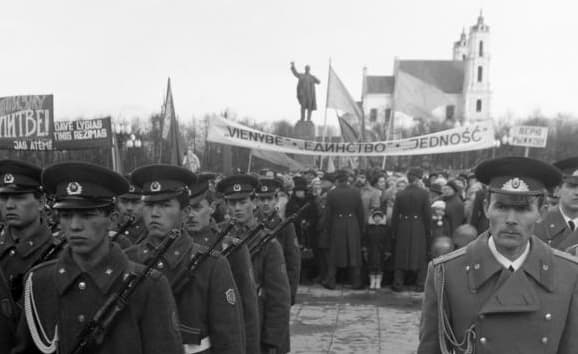 R. Juknevičienė priminė, kad 1940 metais didelė dalis tuometinės Vyriausybės narių neadekvačiai įvertino situaciją ir nutarė atiduoti valstybę be pasipriešinimo. Esant valdžioje socialdemokratams, išlieka didelė rizika, kad rusams, kai jau puls, vėl bus pasiduota be pasipriešinimo.