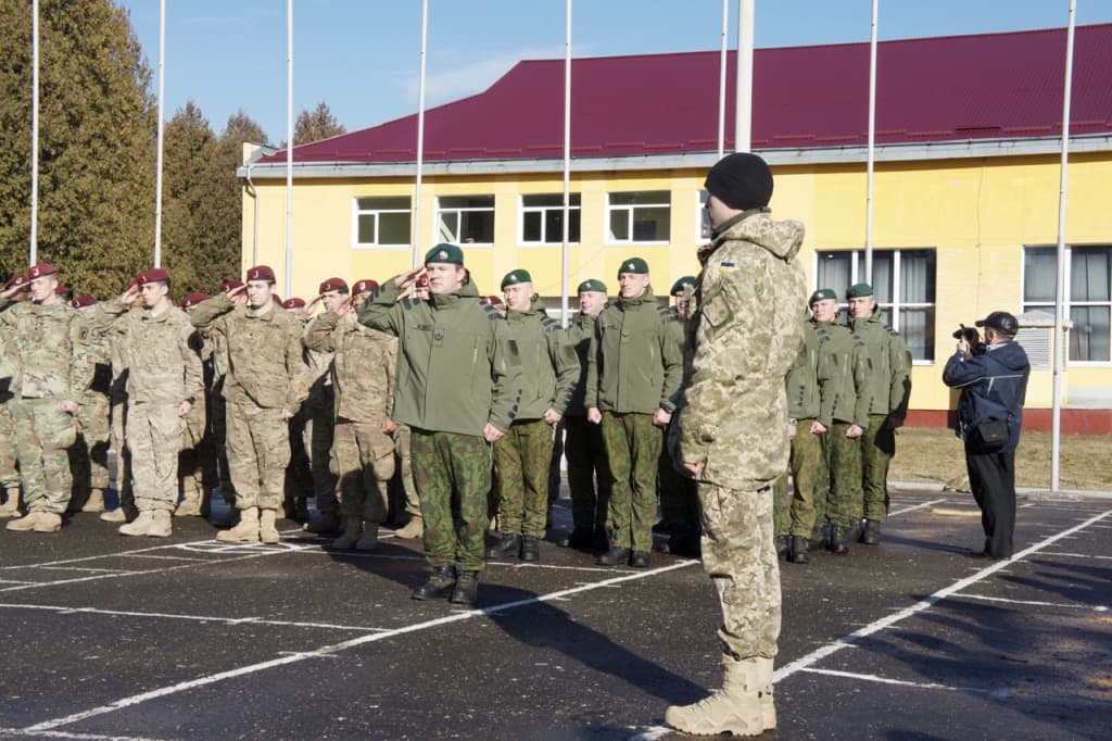 Iš mokymo misijos Ukrainoje grįžo Lietuvos karių pamaina
