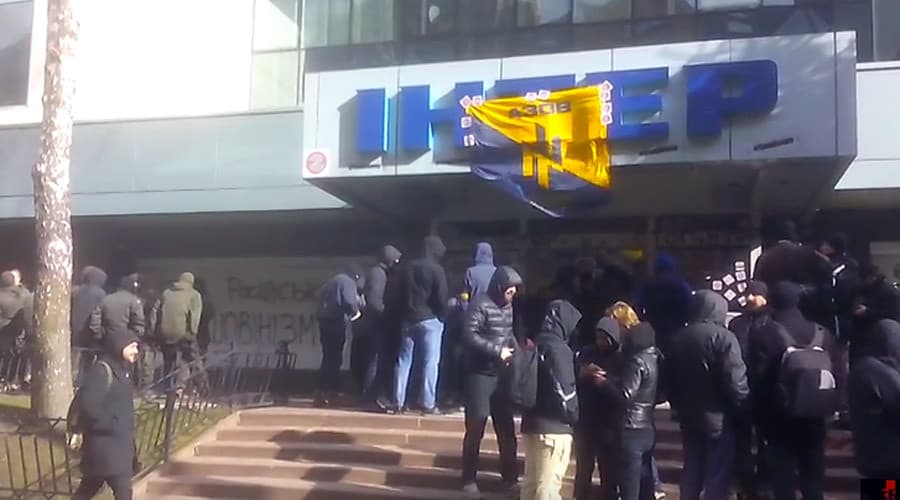 Ukrainos „Inter TV“ pastatą aplankė batalionas „Azov“