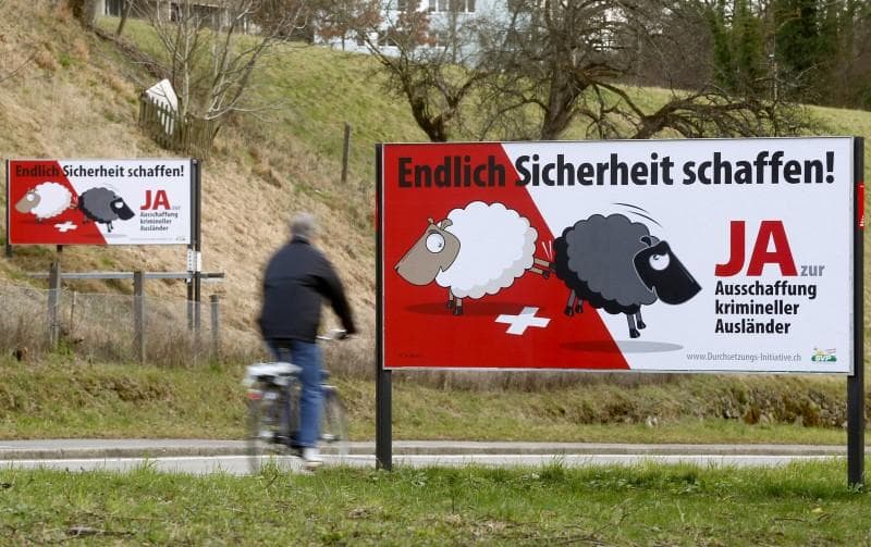 Ekspertai: Šveicarijos referendumas primena nacistinės Vokietijos laikus