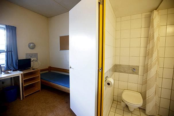 77 žmones nužudęs ir 319 sužeidęs A. Breivikas nepatenkintas, kad kali vienutėje