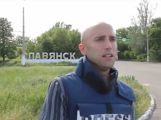 Policija paleido Latvijos legionierių eitynėse sulaikytą Kremliui dirbantį britų žurnalistą