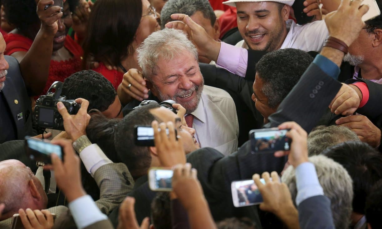 Buvęs Brazilijos prezidentas Luisas Inasijus Lula da Silva (Luiz Inácio Lula da Silva) ir jo gerbėjai.