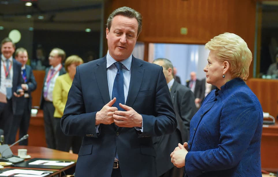 Prezidentė Dalia Grybauskaitė, dalyvavusi Europos Vadovų Tarybos posėdyje, sulaukė didžiulio pasaulio žiniasklaidos ir Europos lyderių dėmesio. Nuotraukoje Jungtinės Karalystės premjeras tariasi su D. Grybauskaite jam aktualiais klausimais. Nuotr. prezidentas.lt